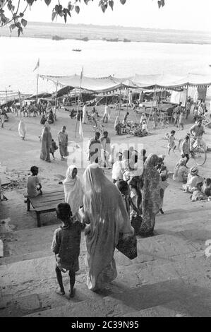 Lebhaftes Stadtleben am Ganges in Benares, auch bekannt als Varanasi oder Kashi. Die mehr als 2500 Jahre alte Stadt soll die Heimat von Shiva sein, einer der wichtigsten Hindu-Gottheiten. Stockfoto