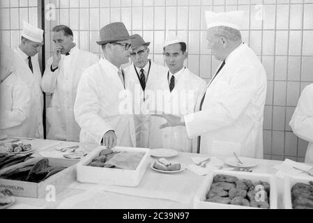 Das Königspaar Bhumibol Adulyadej Rama IX und seine Frau Sirikit besuchen auf ihrer Reise nach Deutschland eine Fischfabrik in Bremen. Stockfoto