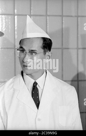 Das Königspaar Bhumibol Adulyadej Rama IX und seine Frau Sirikit besuchen auf ihrer Reise nach Deutschland eine Fischfabrik in Bremen. Stockfoto