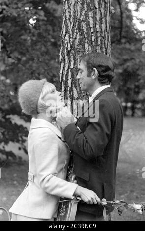Elke Sommer mit ihrem Mann John Hyams in Berlin. Stockfoto