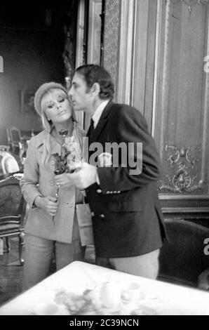 Elke Sommer mit ihrem Mann John Hyams in Berlin. Stockfoto