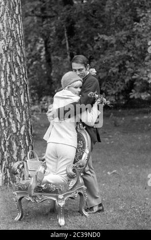 Elke Sommer mit ihrem Mann John Hyams in Berlin. Stockfoto