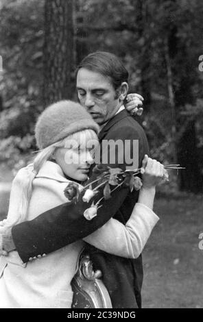 Elke Sommer mit ihrem Mann John Hyams in Berlin. Stockfoto