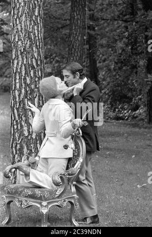 Elke Sommer mit ihrem Mann John Hyams in Berlin. Stockfoto