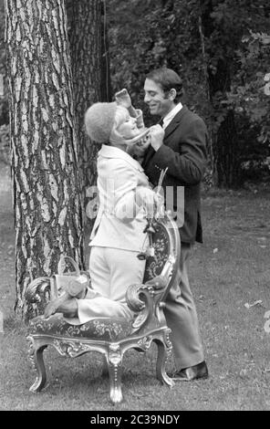 Elke Sommer mit ihrem Mann John Hyams in Berlin. Stockfoto