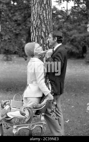Elke Sommer mit ihrem Mann John Hyams in Berlin. Stockfoto