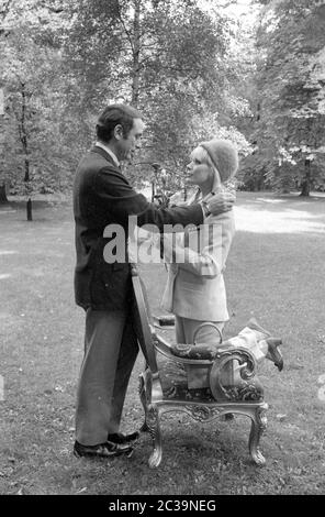 Elke Sommer mit ihrem Mann John Hyams in Berlin. Stockfoto