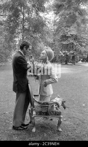 Elke Sommer mit ihrem Mann John Hyams in Berlin. Stockfoto