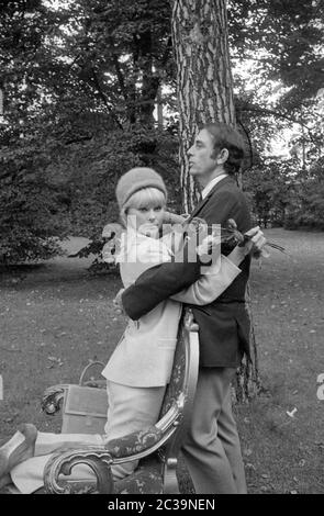 Elke Sommer mit ihrem Mann John Hyams in Berlin. Stockfoto