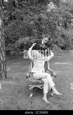 Elke Sommer mit ihrem Mann John Hyams in Berlin. Stockfoto