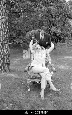 Elke Sommer mit ihrem Mann John Hyams in Berlin. Stockfoto