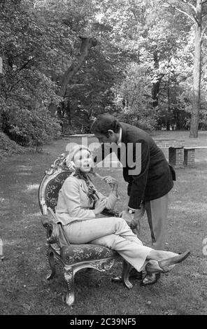 Elke Sommer mit ihrem Mann John Hyams in Berlin. Stockfoto