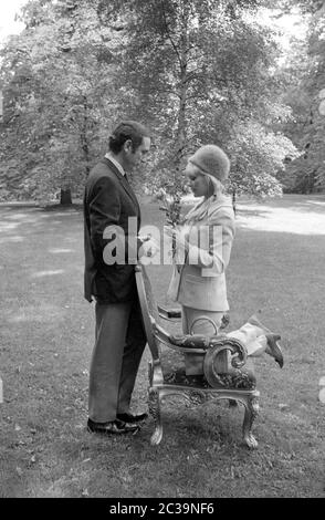 Elke Sommer mit ihrem Mann John Hyams in Berlin. Stockfoto