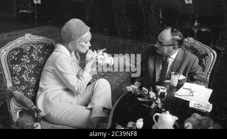 Elke Sommer mit ihrem Mann John Hyams in Berlin. Stockfoto
