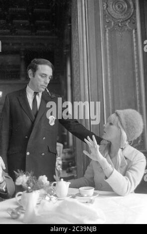 Elke Sommer mit ihrem Mann John Hyams in Berlin. Stockfoto
