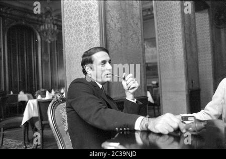 Elke Sommer mit ihrem Mann John Hyams in Berlin. Stockfoto