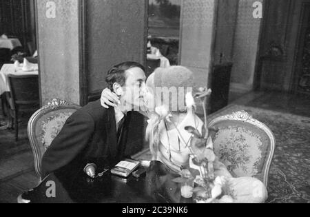 Elke Sommer mit ihrem Mann John Hyams in Berlin. Stockfoto