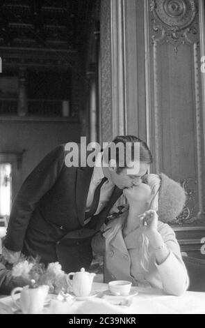 Elke Sommer mit ihrem Mann John Hyams in Berlin. Stockfoto