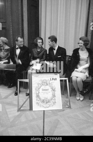 Zur Hochzeit von Prinzessin Marie Cecile von Preußen mit Herzog Friedrich August von Oldenburg: Während des Konzerts im Schloss Charlottenburg, links Willy Brandt. Stockfoto