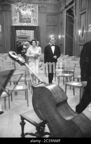 Zur Hochzeit von Prinzessin Marie Cecile von Preußen mit Herzog Friedrich August von Oldenburg: Willy Brandt als Gast beim Konzert im Schloss Charlottenburg. Stockfoto