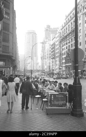 Straßencafé in Madrid. Stockfoto