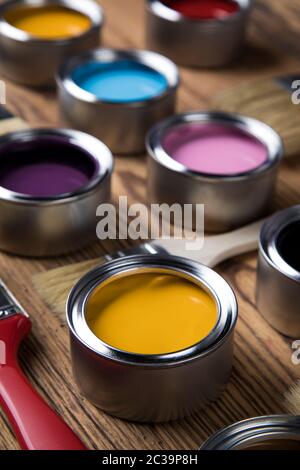 Regenbogen Farben, offenen Farbdosen Stockfoto