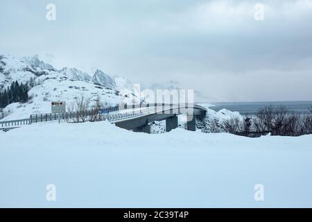 Eine Brücke über den Djupfjord auf den Lofoten. Stockfoto