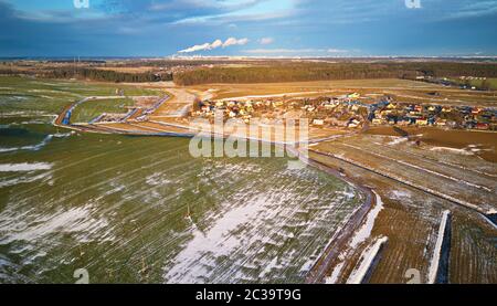 Winter Landschaft. Felder mit Wintergetreide und gepflügten Feldes. Felder mit Schnee bedeckt. Luftaufnahme. Schneebedeckte Felder und Bäume im Winter. M Stockfoto