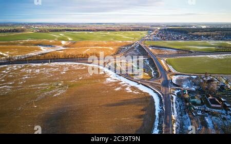 Winter Landschaft. Felder mit Wintergetreide und gepflügten Feldes. Felder mit Schnee bedeckt. Luftaufnahme. Schneebedeckte Felder und Bäume im Winter. M Stockfoto