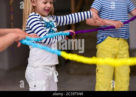 Kinder spielen ein Spiel ziehen das Band auf der Party. Stockfoto