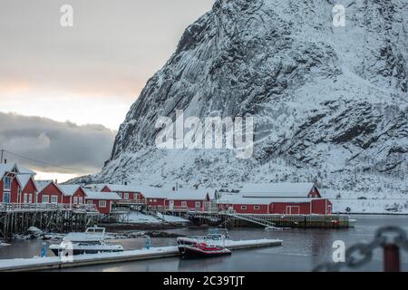 Ein kleiner arktischer Hafen im Dorf reine. Stockfoto