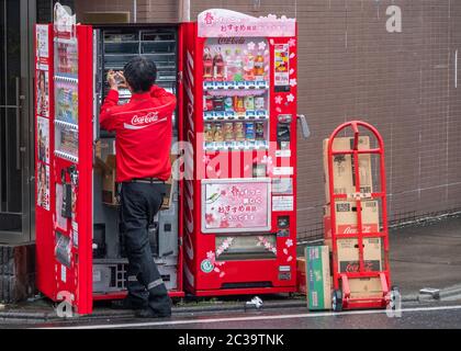 Mann, der Coca Cola-Getränke in Nakameguro, Tokio, Japan, liefert und auffüllt Stockfoto