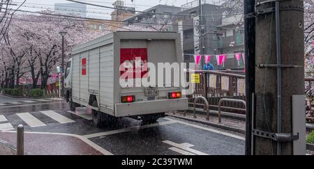 Coca Cola Lieferwagen in Nakameguro Nachbarschaft, Tokio, Japan. Stockfoto