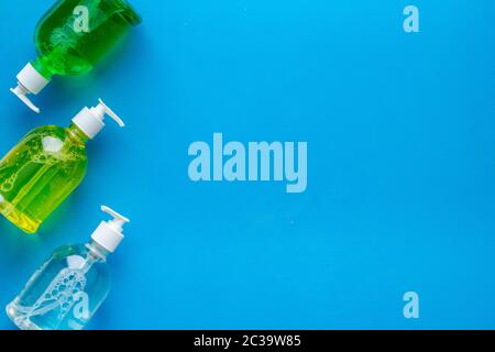 Coronavirus-Prävention - Entfärben Gel - auf blauem Schreibtisch von oben Stockfoto