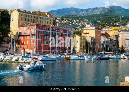 BASTIA, FRANKREICH - 16. SEPTEMBER 2018: Blick über den alten Hafen von Bastia, auf Korsika, Frankreich Stockfoto