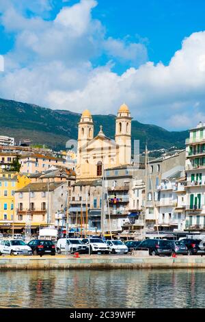 BASTIA, Frankreich - 16. SEPTEMBER 2018: eine Ansicht der Vieux Port, der Alte Hafen von Bastia, Korsika, Frankreich, wobei die Kirche Saint-Jean-Baptiste Stockfoto