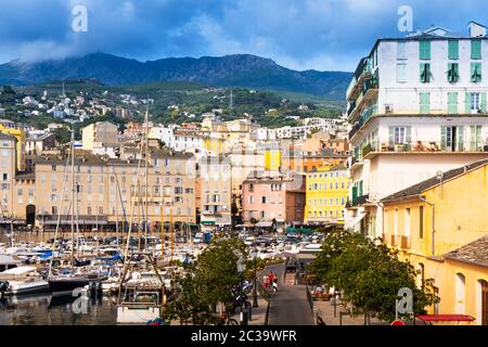 BASTIA, FRANKREICH - 16. SEPTEMBER 2018: Blick über den alten Hafen von Bastia, auf Korsika, Frankreich Stockfoto