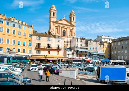 BASTIA, Frankreich - 16. SEPTEMBER 2018: eine Ansicht der Vieux Port, der Alte Hafen von Bastia, Korsika, Frankreich, wobei die Kirche Saint-Jean-Baptiste Stockfoto