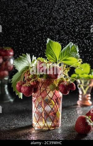 Frische Erdbeeren in einer Vase, mit Wassertropfen im Hintergrund, mit Kopierplatz Stockfoto