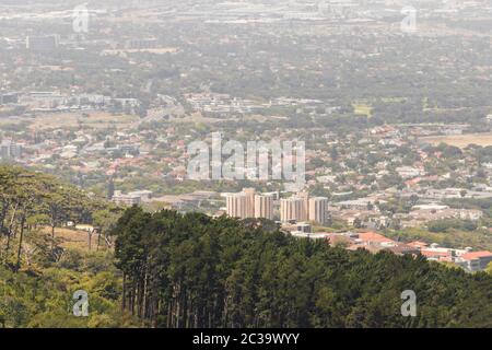 Blick vom Tafelberg in Kapstadt zum Claremont und Berge in Südafrika. Stockfoto