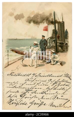 Deutsche historische Postkarte: Seefahrer und ein Marineoffizier auf einem Kriegsschiff des Deutschen Reiches am Torpedos-Rohr, Vorbereitung auf den Start eines Torpedos. 1899 Stockfoto