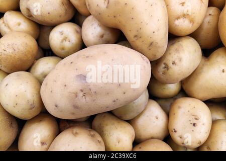 Nahaufnahme eines Kartoffelstapels auf einem Marktstand. Stockfoto