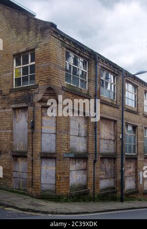 Eine Straßenecke Ansicht von geschlossenen und vernagelten alten verlassenen Industrie-und Bürogebäuden in der kleindeutschland Bereich bradfo Stockfoto