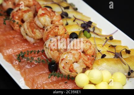 Verschiedene Garnelen, Forellen und ölige Fische Stockfoto