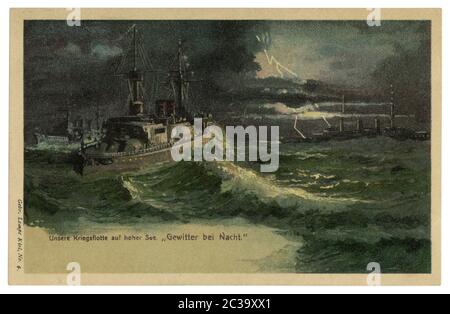 Deutsche historische Postkarte: Unsere Kriegsflotte auf hoher See 'Gewitter in der Nacht', Schiffe in rauer See. Lithographie in Kunstfarbe. Deutsches Reich. Stockfoto