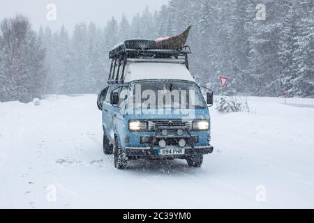 Ein klassischer 1986 VW T3 Syncro 4x4 im Kampf gegen den arktischen Winter. Stockfoto