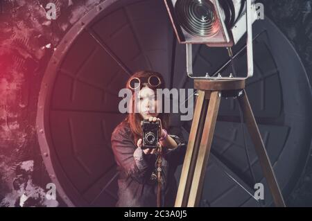 Schöne Steampunk teen Mädchen in Brille mit alten Kamera Stockfoto