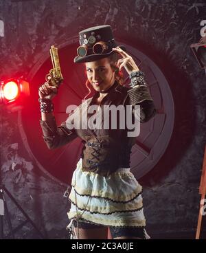 Steampunk Frau mit mechanischem Gewehr Stockfoto