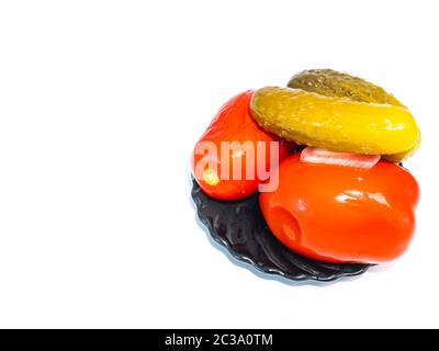 Dose Tomaten und Gurken in eine Platte auf einem weißen Hintergrund. Für Text platzieren. Freier Platz. Essen Foto. Stockfoto