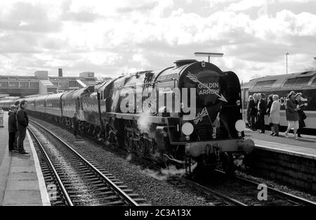 Southern Region Merchant Navy Class Dampflokomotive Nr. 35028 'Clan Line' am Bahnhof Banbury, Oxfordshire, England, Großbritannien. 1987. Stockfoto